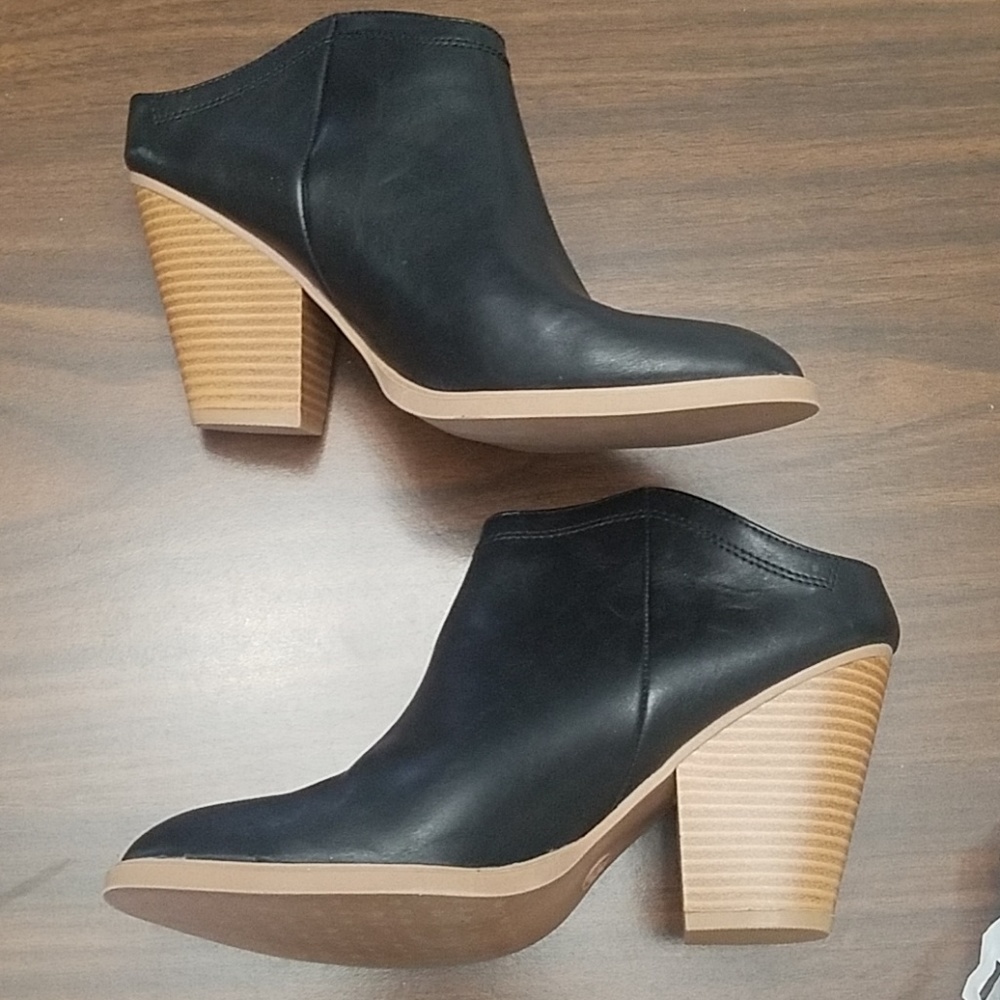 DV Target Black Slip in Bootie Barely Worn 8 1/2